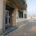 Front - 3 Bedrms With Ac, Free Parking And Wifi *