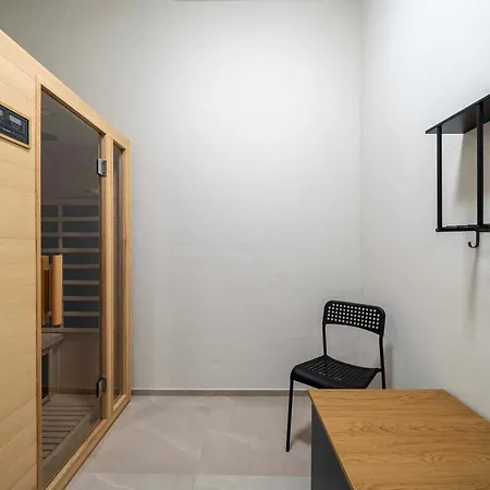 Apartment Front - 3 Bedrms With Ac, Free Parking And Wifi