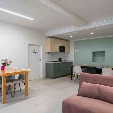 Front - 3 Bedrms With Ac, Free Parking And Wifi Apartment *