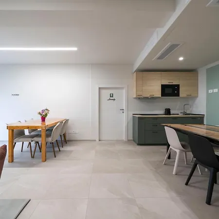 Front - 3 Bedrms With Ac, Free Parking And Wifi Apartment Olginate