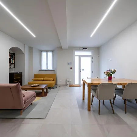 Front - 3 Bedrms With Ac, Free Parking And Wifi Apartment *