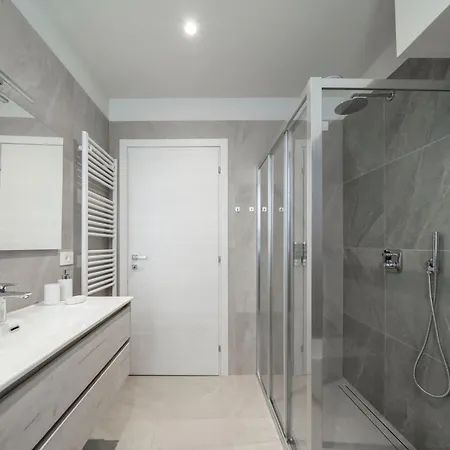 Front - 3 Bedrms With Ac, Free Parking And Wifi Apartment