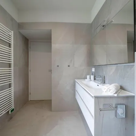Front - 3 Bedrms With Ac, Free Parking And Wifi Apartment *