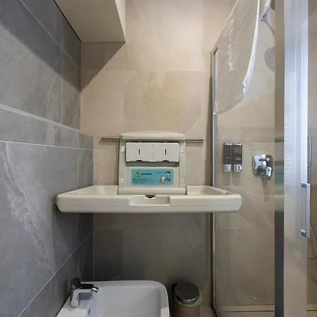 Apartment Front - 3 Bedrms With Ac, Free Parking And Wifi
