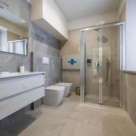 Front - 3 Bedrms With Ac, Free Parking And Wifi Apartment *