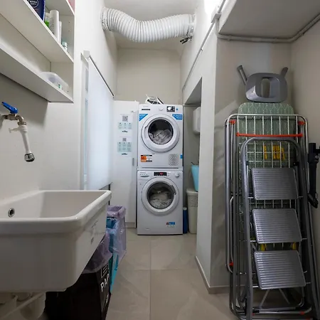 Front - 3 Bedrms With Ac, Free Parking And Wifi Apartment