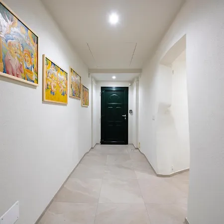 Front - 3 Bedrms With Ac, Free Parking And Wifi Apartment Olginate