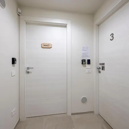 Front - 3 Bedrms With Ac, Free Parking And Wifi Apartment *
